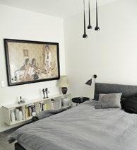 Kunst und Design auch im Schlafzimmer: Die Deckenleuchte ist von Tobias Grau, das Bild stammt von Luigi Rocca