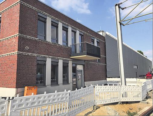 Das neue Fahrdienstgebäude mit Klinkerfassade. Das neue Fahrdienstgebäude mit Klinkerfassade.