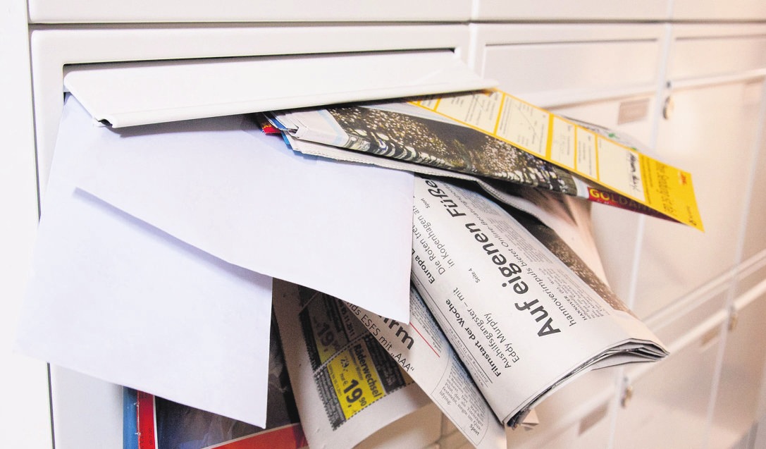 Überquellender Briefkasten: Bevor es in den Urlaub geht, sollte man Nachbarn bitten, diesen regelmäßig zu leeren. DPA Überquellender Briefkasten: Bevor es in den Urlaub geht, sollte man Nachbarn bitten, diesen regelmäßig zu leeren. DPA