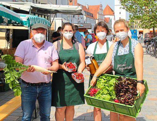 Genial regional: Pafländerinnen mit Co-Vorstand Markus Käser und Vorsitzende Barbara Weichselbaumer (3. v. Links) auf dem Pfaffenhofener Hauptplatz. Foto: Herchenbach Genial regional: Pafländerinnen mit Co-Vorstand Markus Käser und Vorsitzende Barbara Weichselbaumer (3. v. Links) auf dem Pfaffenhofener Hauptplatz. Foto: Herchenbach