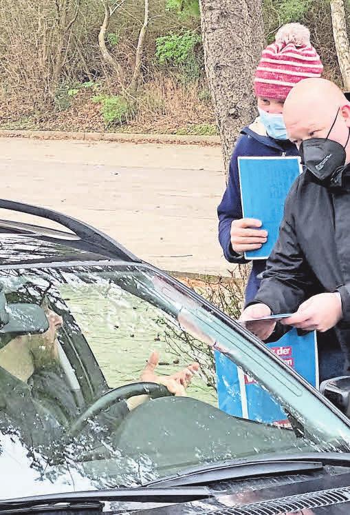 „Drive-In“: Kornel Cichy-Piotrowski bleibt im Auto und erhält von Berufsschullehrer Heiko Flüh (l.) und Obermeister Björn Bigga sein Zeugnis. „Drive-In“: Kornel Cichy-Piotrowski bleibt im Auto und erhält von Berufsschullehrer Heiko Flüh (l.) und Obermeister Björn Bigga sein Zeugnis.