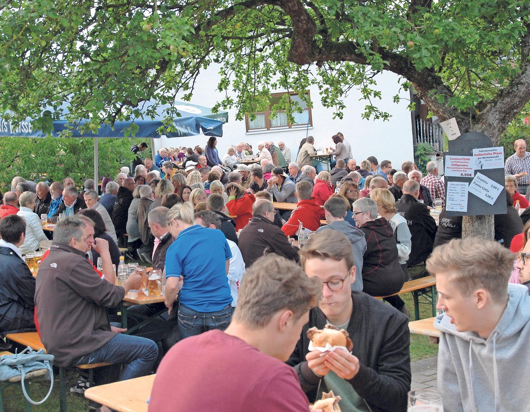 Das Lindenfest in Neustädtlein ist jedes Jahr ein Garant für einen lauschigen Abend mit guter Musik, leckerem Essen und netten Gesprächen. Fotos: Dieter Jenß Das Lindenfest in Neustädtlein ist jedes Jahr ein Garant für einen lauschigen Abend mit guter Musik, leckerem Essen und netten Gesprächen. Fotos: Dieter Jenß