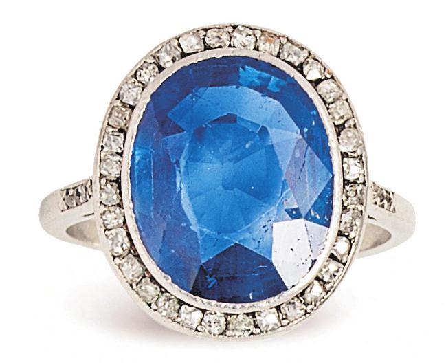 Bague ornée d'un saphir. Adjugée 51.000 euros.