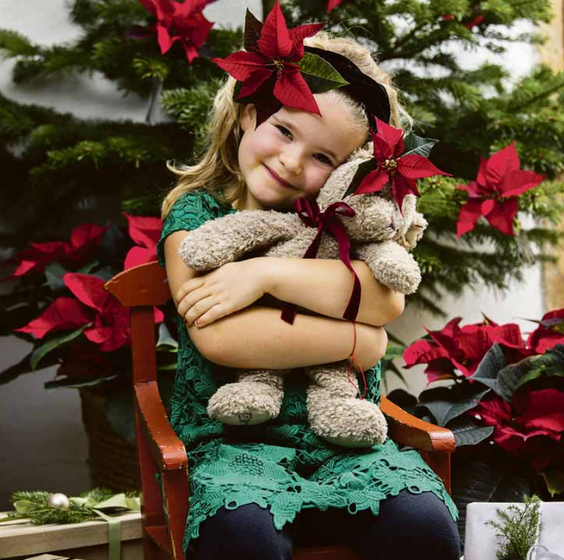 Zu Weihnachten wird nicht nur das eigene Zuhause prachtvoll geschmückt. In vielen Familien ist es auch Tradition, sich festlich zu kleiden. Foto: Stars for Europe Zu Weihnachten wird nicht nur das eigene Zuhause prachtvoll geschmückt. In vielen Familien ist es auch Tradition, sich festlich zu kleiden. Foto: Stars for Europe
