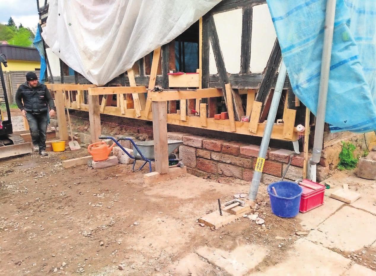 Herausforderungen für viele Gewerke: Hier schwebt die Mühle praktisch, um das Fundament zu erneuern. Fotos: Siegler (2), Lemme (3) Herausforderungen für viele Gewerke: Hier schwebt die Mühle praktisch, um das Fundament zu erneuern. Fotos: Siegler (2), Lemme (3)