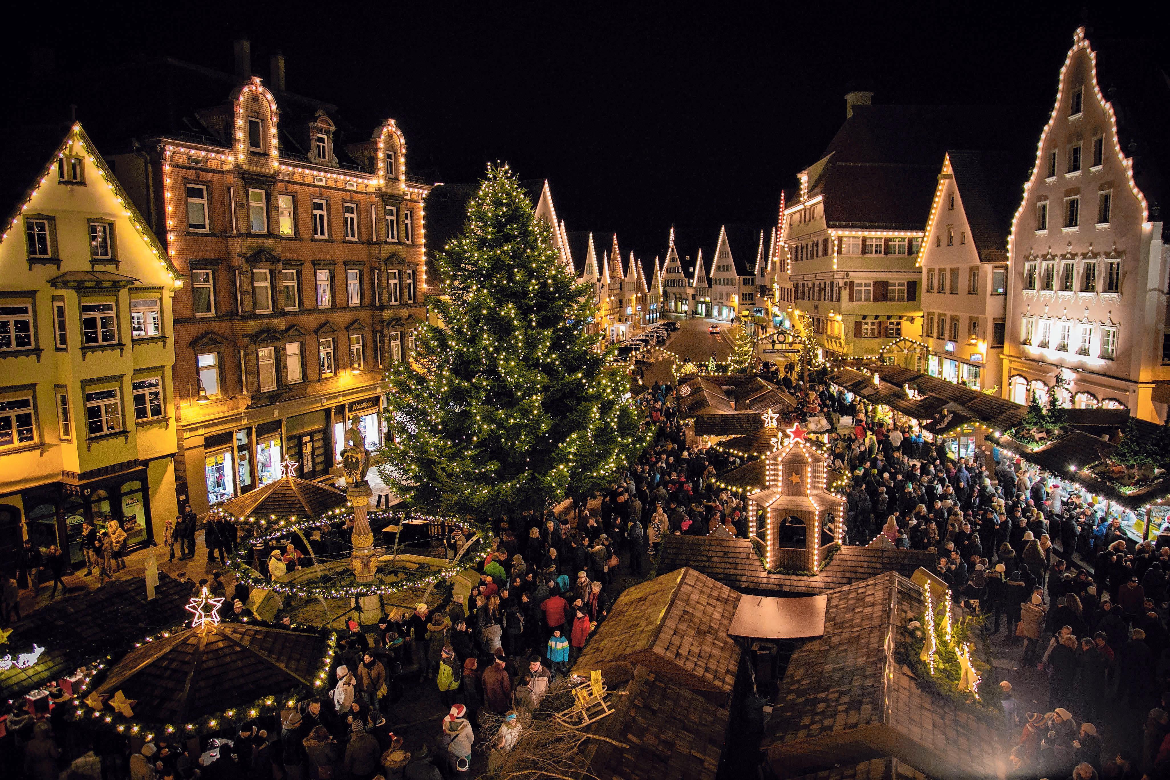 Das Büchlein „Geschichten aus dem Weihnachtshimmel feiert auf dem Biberacher Christkindles- Markt sein 20. Jubiläum. FOTO: GERD MÄGERLE Das Büchlein „Geschichten aus dem Weihnachtshimmel feiert auf dem Biberacher Christkindles- Markt sein 20. Jubiläum. FOTO: GERD MÄGERLE