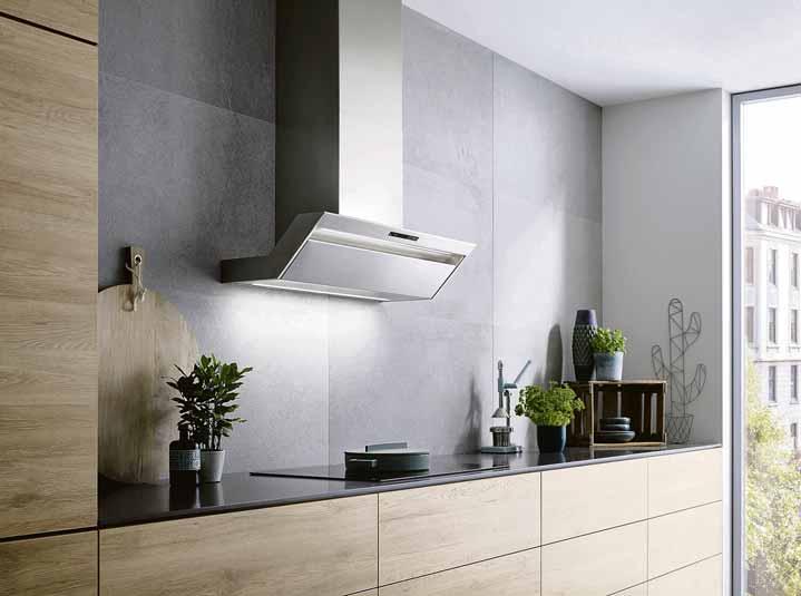 Direkt über dem Kochfeld montiert, sorgt diese Design-Wandhaube im abgeschrägten Design für volle Kopffreiheit sowie für eine hohe Effizienz bei der Absaugung und Luftreinigung. Fotos (3): AMK) Direkt über dem Kochfeld montiert, sorgt diese Design-Wandhaube im abgeschrägten Design für volle Kopffreiheit sowie für eine hohe Effizienz bei der Absaugung und Luftreinigung. Fotos (3): AMK)