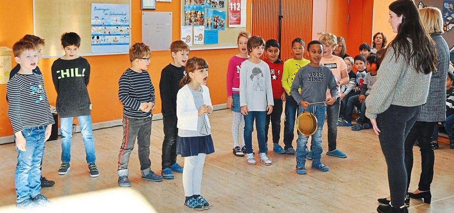 Mit Spaß dabei: Schon bei der Einweihungsfeier in der der Aula der Grundschule freuten sich die Kinder auf die neuen Räume, die vom katholischen Kaplan David Simon und dem evangelischen Pfarrer Hans-Michael Hechtel gesegnet wurden. Fotos: Adam Mit Spaß dabei: Schon bei der Einweihungsfeier in der der Aula der Grundschule freuten sich die Kinder auf die neuen Räume, die vom katholischen Kaplan David Simon und dem evangelischen Pfarrer Hans-Michael Hechtel gesegnet wurden. Fotos: Adam