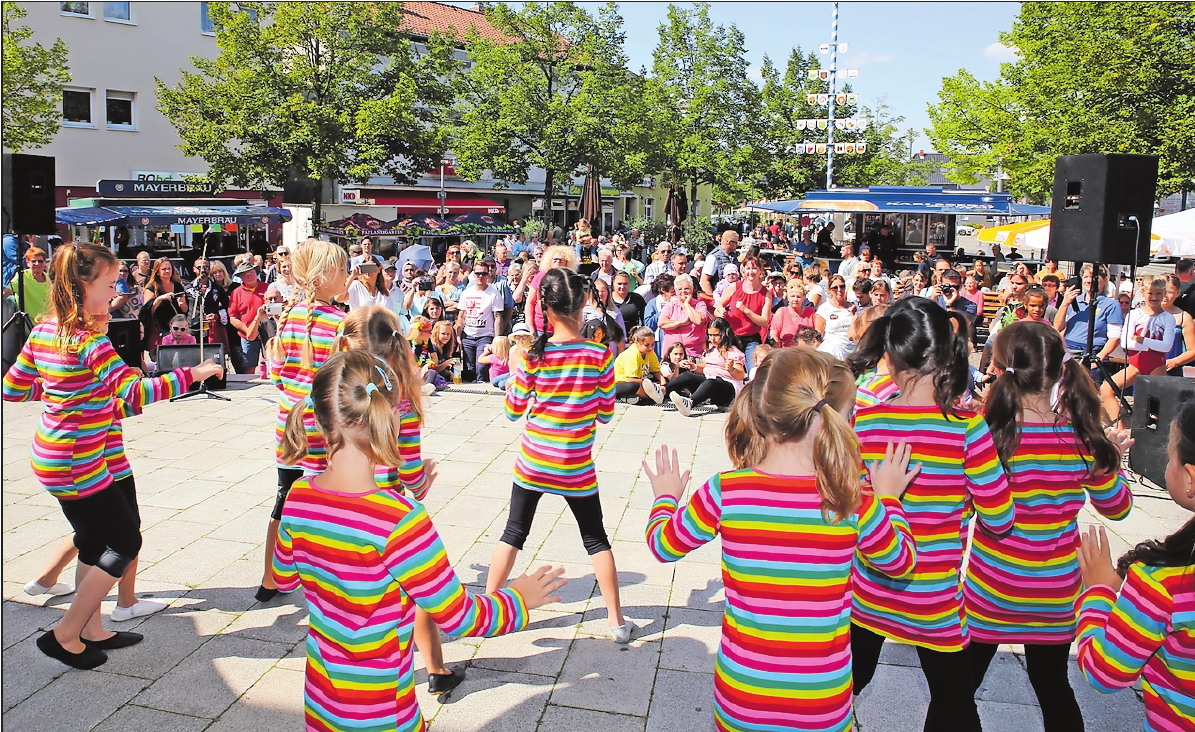 Bunt, peppig und fit: Beim Showprogramm auf der Rathausterrasse zeigen Mitglieder der Oggersheimer Vereine, was sie einstudiert haben. FOTO: RIBIC Bunt, peppig und fit: Beim Showprogramm auf der Rathausterrasse zeigen Mitglieder der Oggersheimer Vereine, was sie einstudiert haben. FOTO: RIBIC