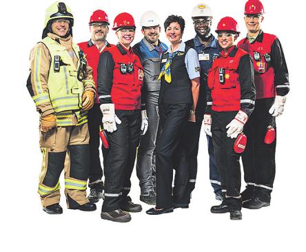 Zusammen mit den Mitarbeitern versucht der Betriebsschichtleiter (r.) die Quelle des Geruchs einzuordnen. Bild: von Hoensbroech/Shell Zusammen mit den Mitarbeitern versucht der Betriebsschichtleiter (r.) die Quelle des Geruchs einzuordnen. Bild: von Hoensbroech/Shell