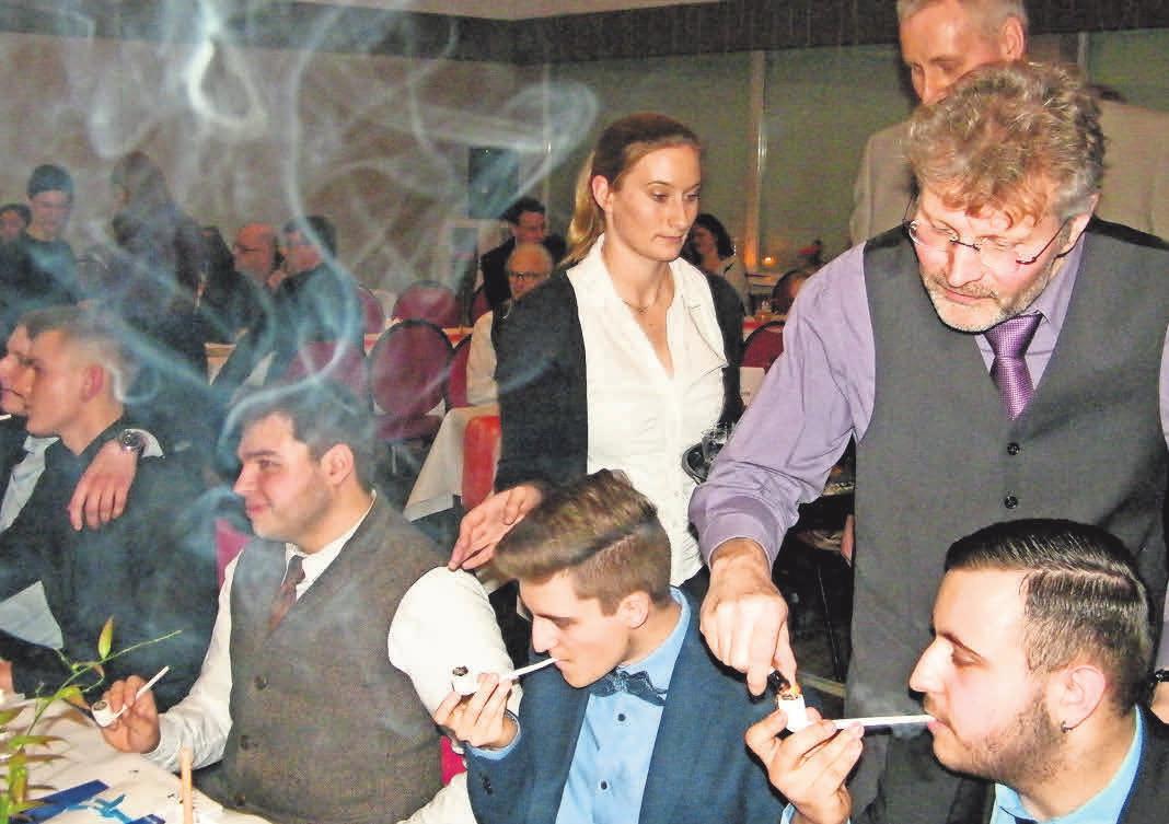 Das Rauchen der Tonpfeife gehört zu den wichtigen Ritualen der Freisprechungsfeier. Das Rauchen der Tonpfeife gehört zu den wichtigen Ritualen der Freisprechungsfeier.