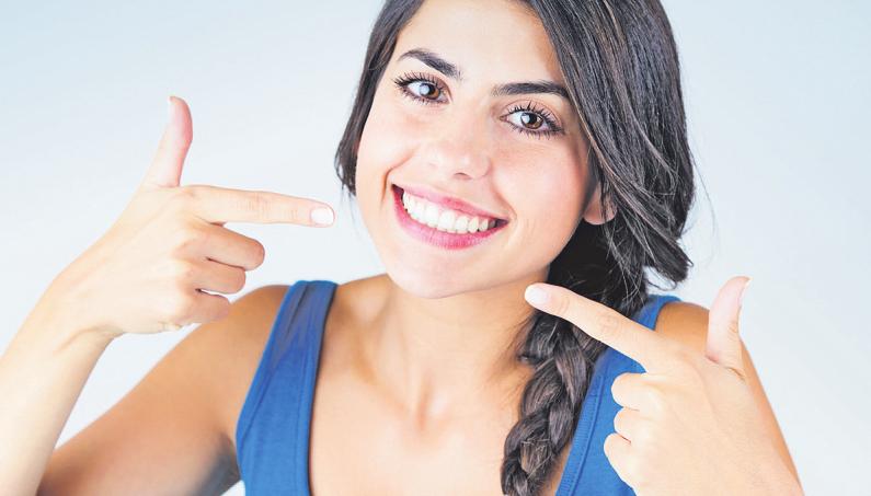 Ein strahlendes, gesundes Lächeln strahlt Selbstbewusstsein und Attraktivität aus Bild: nenetus/stock.adobe.com Ein strahlendes, gesundes Lächeln strahlt Selbstbewusstsein und Attraktivität aus Bild: nenetus/stock.adobe.com