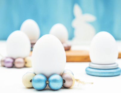 Selbstgemachte Eierbecher mit Perlmutt-E ekt sorgen bereits am Frühstückstisch für festliche Osterstimmung. FOTO: ©BONDEX/TXN