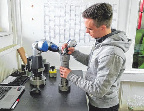 Der neue Chef Hans Vetter misst Bauteile aus. Der neue Chef Hans Vetter misst Bauteile aus.