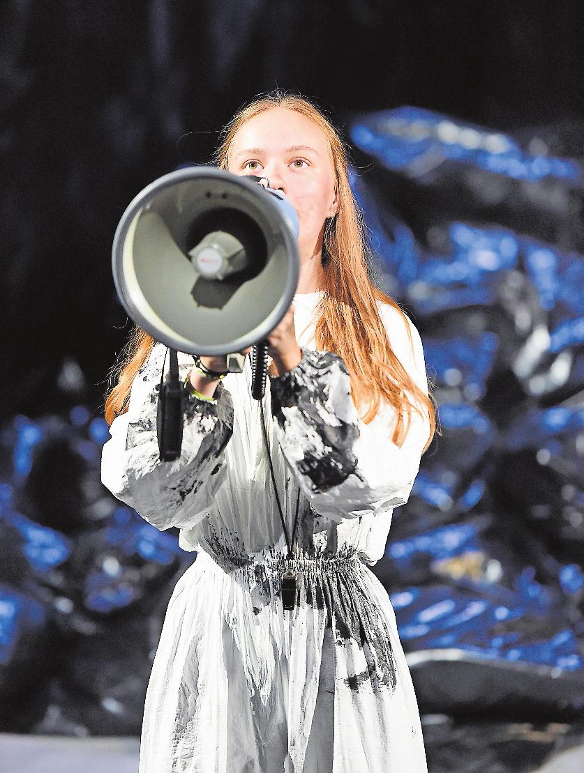 Greta Thunberg auch in Saarbrücken? Fast: In „Hoffnung“ holt das Saarländische Staatstheater die „Fridays for Future“- Bewegung auf die Bühne, denn in Stijn Devillés Stück über Müllberge, Klimawandel, Korruption und Managerfrust spielen auch junge Aktivisten mit. Premiere war am 7.9., die nächsten Aufführungen finden am 21.9., 27.9., 3.10., 6.10., 11.10. und 16.10. in der Alten Feuerwache statt. Infos und Karten: www.staatstheater.saarland. Foto: Martin Kaufhold/frei Greta Thunberg auch in Saarbrücken? Fast: In „Hoffnung“ holt das Saarländische Staatstheater die „Fridays for Future“- Bewegung auf die Bühne, denn in Stijn Devillés Stück über Müllberge, Klimawandel, Korruption und Managerfrust spielen auch junge Aktivisten mit. Premiere war am 7.9., die nächsten Aufführungen finden am 21.9., 27.9., 3.10., 6.10., 11.10. und 16.10. in der Alten Feuerwache statt. Infos und Karten: www.staatstheater.saarland. Foto: Martin Kaufhold/frei