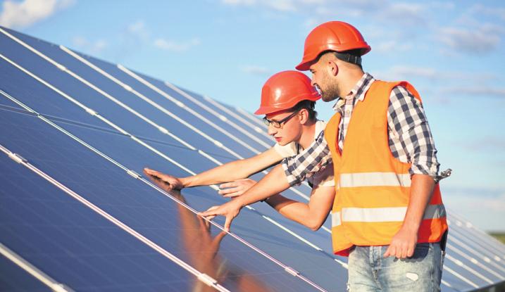 Ein Job mit Zukunft: Solartechniker begutachten eine Photovoltaikanlage – ein wichtiger Baustein der Energiewende. Foto: Lipik Stock Media/Shutterstock