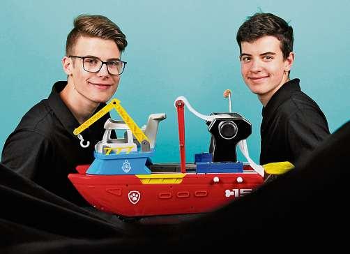 Die diesjährigen Bundessieger in der Kategorie Chemie: Paul Kunisch (17, links) und Thomas Derra (16) haben ein neues Bindemittel zur Bekämpfung von Ölverschmutzung entwickelt. Foto: Stiftung Jugend forscht e. V.