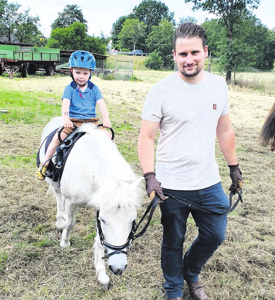 Das Ponyreiten war für viele Kinder ein Highlight bei dem Sommerfest. Hier sitzt Joshua Seydler oben auf - Patrick Brosy führt den jungen Vierbeiner. Foto: Yomah Seydler Das Ponyreiten war für viele Kinder ein Highlight bei dem Sommerfest. Hier sitzt Joshua Seydler oben auf - Patrick Brosy führt den jungen Vierbeiner. Foto: Yomah Seydler