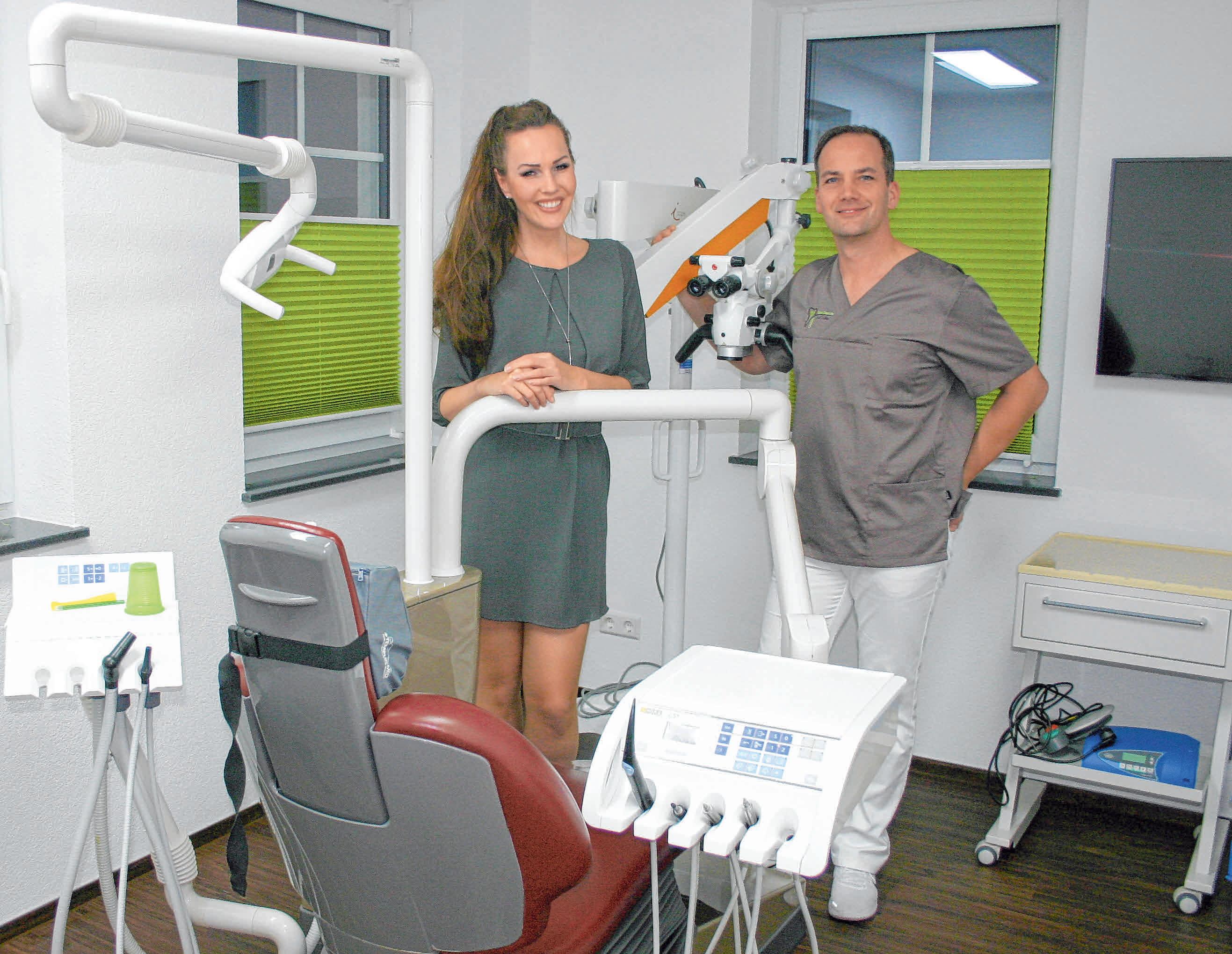 Dr. Sven Grünhagen als Zahnarzt und Ehefrau Heike als zahnmedizinische Fachangestellte kümmern sich in modern ausgestatteten Behandlungszimmern um die Patienten. Dr. Sven Grünhagen als Zahnarzt und Ehefrau Heike als zahnmedizinische Fachangestellte kümmern sich in modern ausgestatteten Behandlungszimmern um die Patienten.