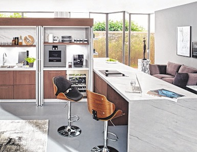 Modulares Raumkonzept: Alles, was man zur Essenszubereitung benötigt, ist in zwei Multifunktionsschränken mit Einschubtüren (Pocket Doors) untergebracht. Foto: AMK Modulares Raumkonzept: Alles, was man zur Essenszubereitung benötigt, ist in zwei Multifunktionsschränken mit Einschubtüren (Pocket Doors) untergebracht. Foto: AMK