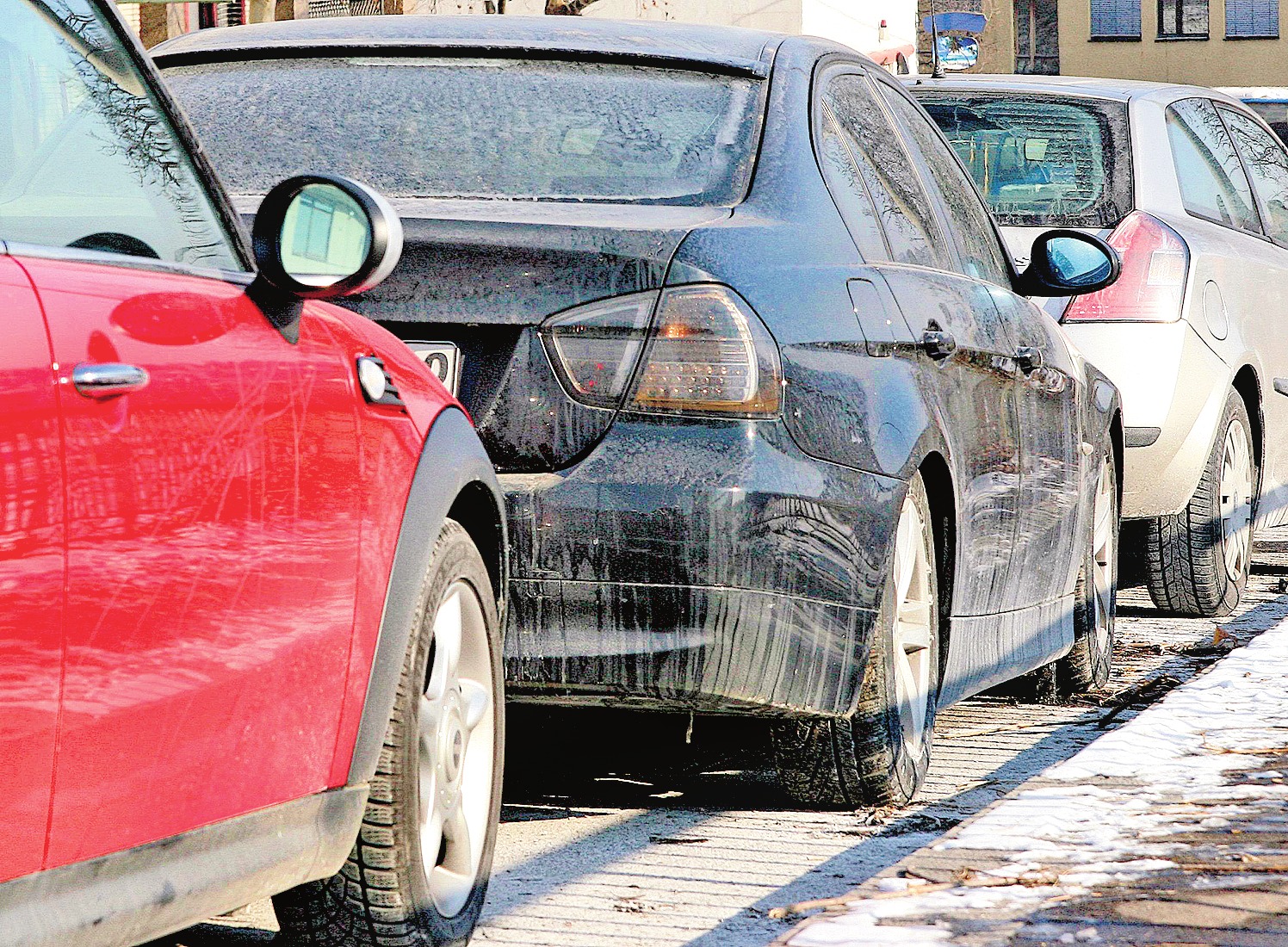Streusalz wirkt wie Schleifpapier: Wird der Winterdreck einfach nur mit einem feuchten Tuch vom Wagen abgewischt, können die Kristalle auf dem Lack Kratzer hinterlassen. FOTO: DPA Streusalz wirkt wie Schleifpapier: Wird der Winterdreck einfach nur mit einem feuchten Tuch vom Wagen abgewischt, können die Kristalle auf dem Lack Kratzer hinterlassen. FOTO: DPA