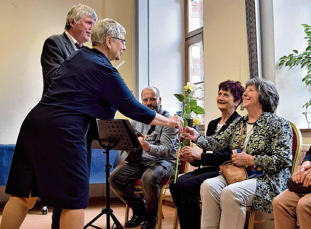 Landrat Martin Skiebe und Geschäftsführerin Herma Alpermann gratulieren langjährigen Dozenten der Einrichtung. Foto: Eileen Drescher Landrat Martin Skiebe und Geschäftsführerin Herma Alpermann gratulieren langjährigen Dozenten der Einrichtung. Foto: Eileen Drescher