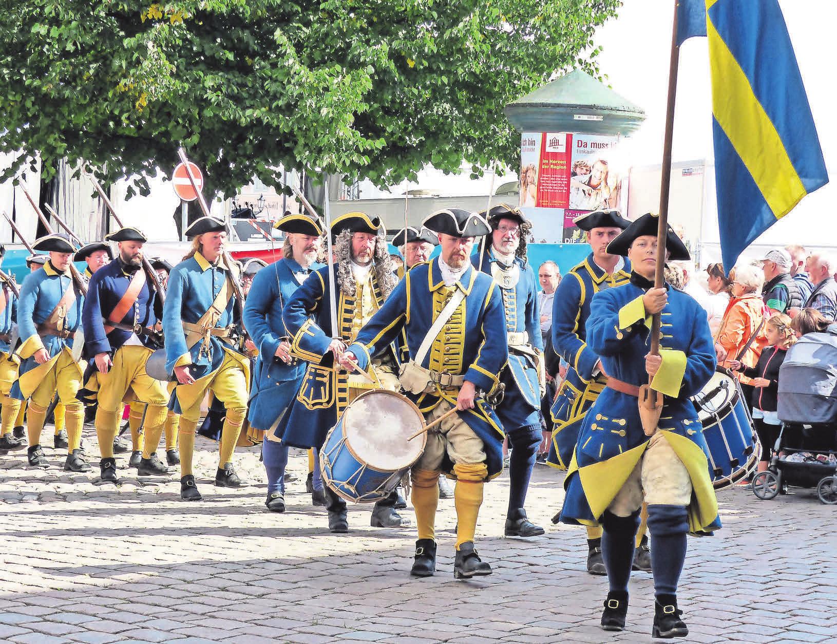 Höhepunkt des Schwedenfestes wird auch in diesem Jahr der am Sonntag stattfindende historische Umzug durch die Stadt sein. Foto: Pressestelle der Hansestadt Wismar, Martin Börner Höhepunkt des Schwedenfestes wird auch in diesem Jahr der am Sonntag stattfindende historische Umzug durch die Stadt sein. Foto: Pressestelle der Hansestadt Wismar, Martin Börner