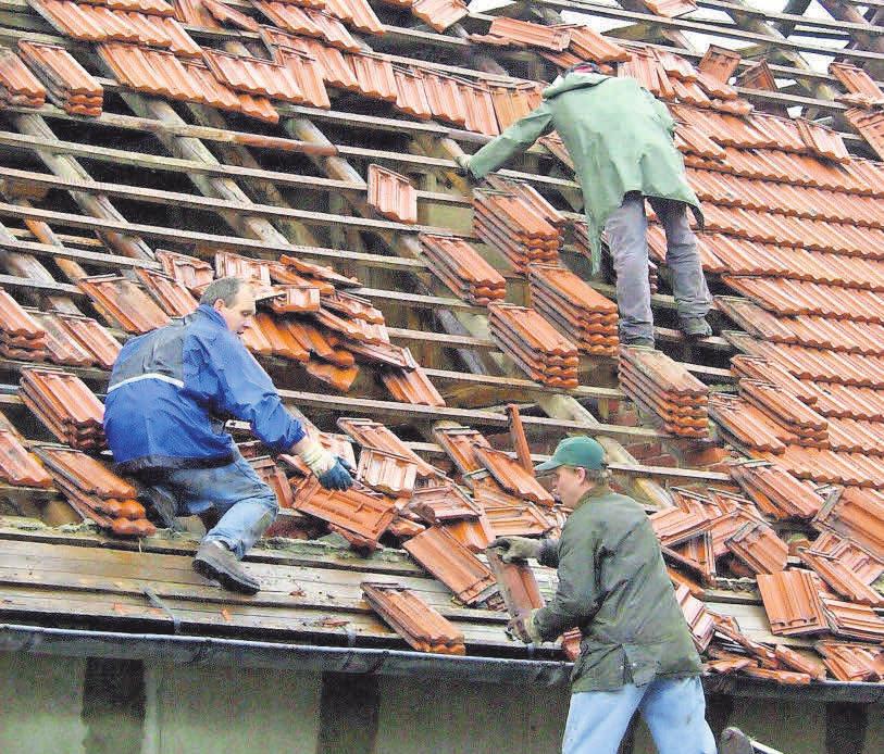 Dachdecker decken nicht nur neue Häuser professionell ein, sie sanieren auch im Schadensfall. Dachdecker decken nicht nur neue Häuser professionell ein, sie sanieren auch im Schadensfall.
