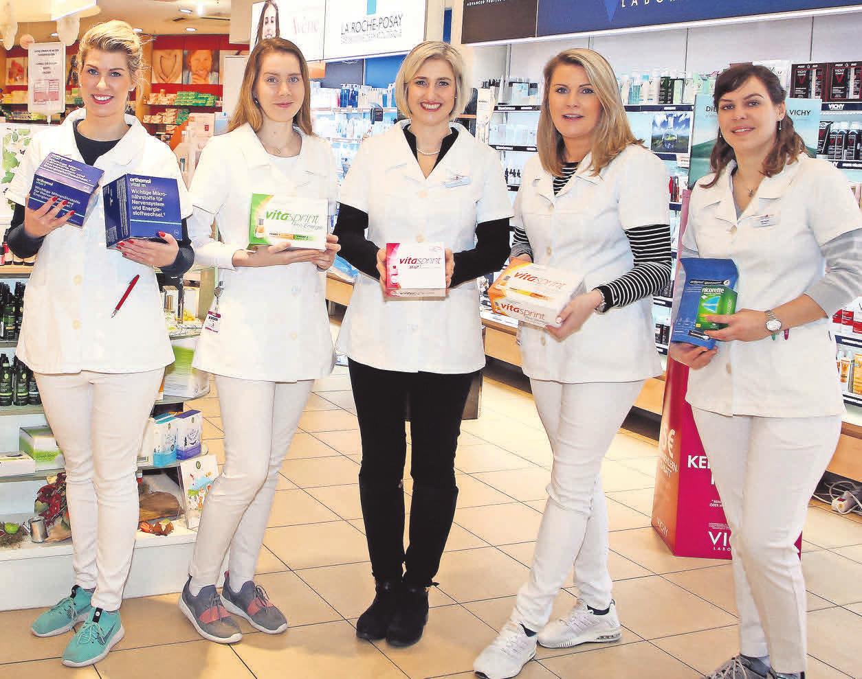 NICHT NUR KURSE, AUCH GESUNDHEITSPRODUKTE helfen bei der Selbstpflege – das Team der Petersbogen-Apotheke kann dazu kompetent beraten. Foto: André Kempner NICHT NUR KURSE, AUCH GESUNDHEITSPRODUKTE helfen bei der Selbstpflege – das Team der Petersbogen-Apotheke kann dazu kompetent beraten. Foto: André Kempner