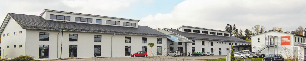 Vor dem neuen Matratzenmarkt beim Outlet Betten Durner gibt es leckere Grillspezialitäten.
