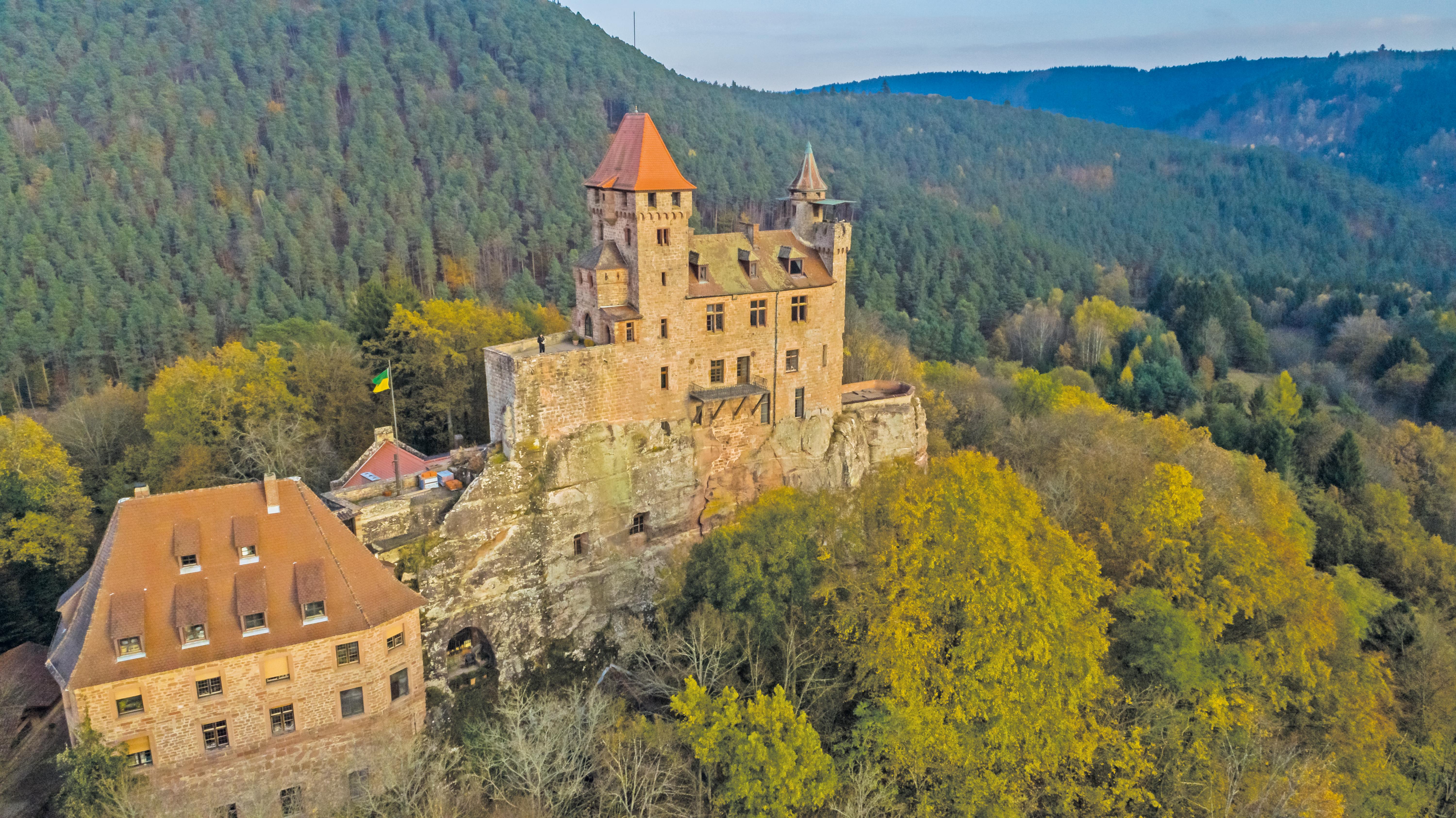 Im Wasgau wird auf der Burg Berwartstein wird ein Stück europäischer Gesichte lebendig. Bild: Burg Berwartstein Im Wasgau wird auf der Burg Berwartstein wird ein Stück europäischer Gesichte lebendig. Bild: Burg Berwartstein