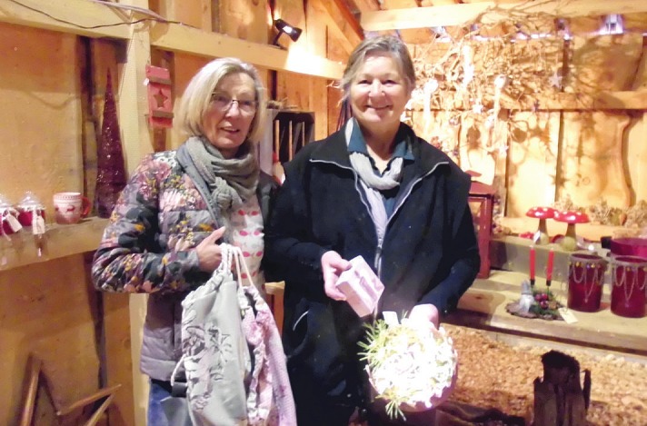 Die Holzhütte am Blumenladen Gartenhof Wittmoor haben die Floristmeisterinnen Mechtild Cordes (links) und Astrid Hesselmann zur Adventsausstellung in ein winterlich geschmücktes Weihnachtshaus verwandelt Foto: Skibbe