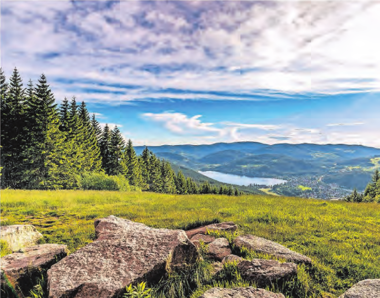 Tief unten liegt der Titisee und lockt Wanderer und Radler an seine Ufer. Fotos (3): Hochschwarzwald Tourismus GmbH Tief unten liegt der Titisee und lockt Wanderer und Radler an seine Ufer. Fotos (3): Hochschwarzwald Tourismus GmbH