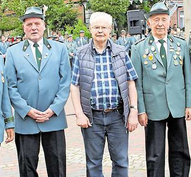 Seit 50 Jahren dabei: Günther Schwerter, Heinrich Rump und Willi Moorkamp (von links) feierten ihr Vereinsjubiläum. Drei weitere Jubilare waren bei der Ehrung nicht anwesend.