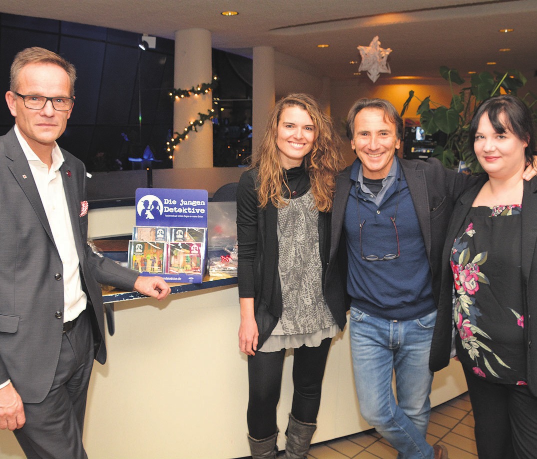 Neuland-Chef Hans-Dieter Brand, Laura Clever, Bruno Maccallini und Isabell Schaffer (von links) vom Planetarium vor der Premiere des Films zu dem Hörspiel „Die jungen Detektive und das kopflose Gespenst“. Neuland-Chef Hans-Dieter Brand, Laura Clever, Bruno Maccallini und Isabell Schaffer (von links) vom Planetarium vor der Premiere des Films zu dem Hörspiel „Die jungen Detektive und das kopflose Gespenst“.