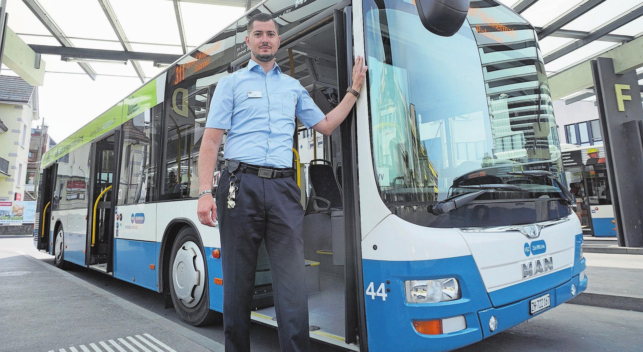 Armin Begic ist als Buschauffeur für die Limmat Bus AG in der Region Dietikon unterwegs. Bild: Luc Müller Armin Begic ist als Buschauffeur für die Limmat Bus AG in der Region Dietikon unterwegs. Bild: Luc Müller