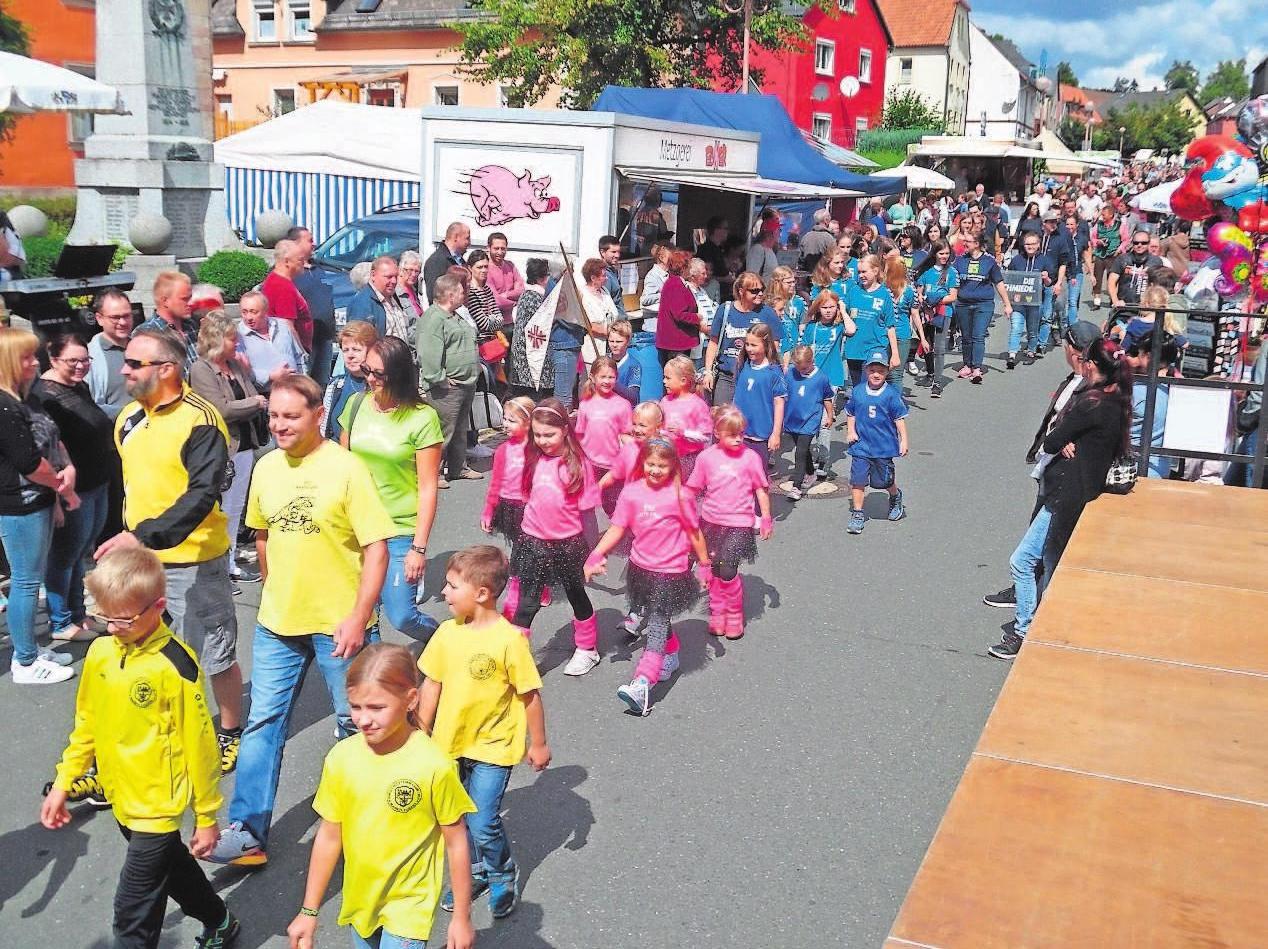 Ein Höhepunkt des Straßenfestes ist der Festzug unter den Klängen des heimischen Musikvereins. Ein Höhepunkt des Straßenfestes ist der Festzug unter den Klängen des heimischen Musikvereins.