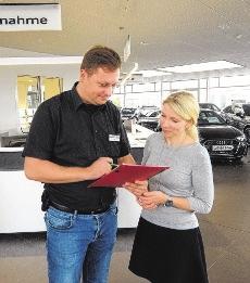 Frank Braune vom Audi Service im Gespräch mit einer Kundin. Frank Braune vom Audi Service im Gespräch mit einer Kundin.