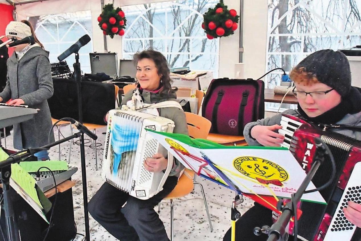 Weihnachstweisen erklingen von Elena und ihren Schützlingen. Weihnachstweisen erklingen von Elena und ihren Schützlingen.
