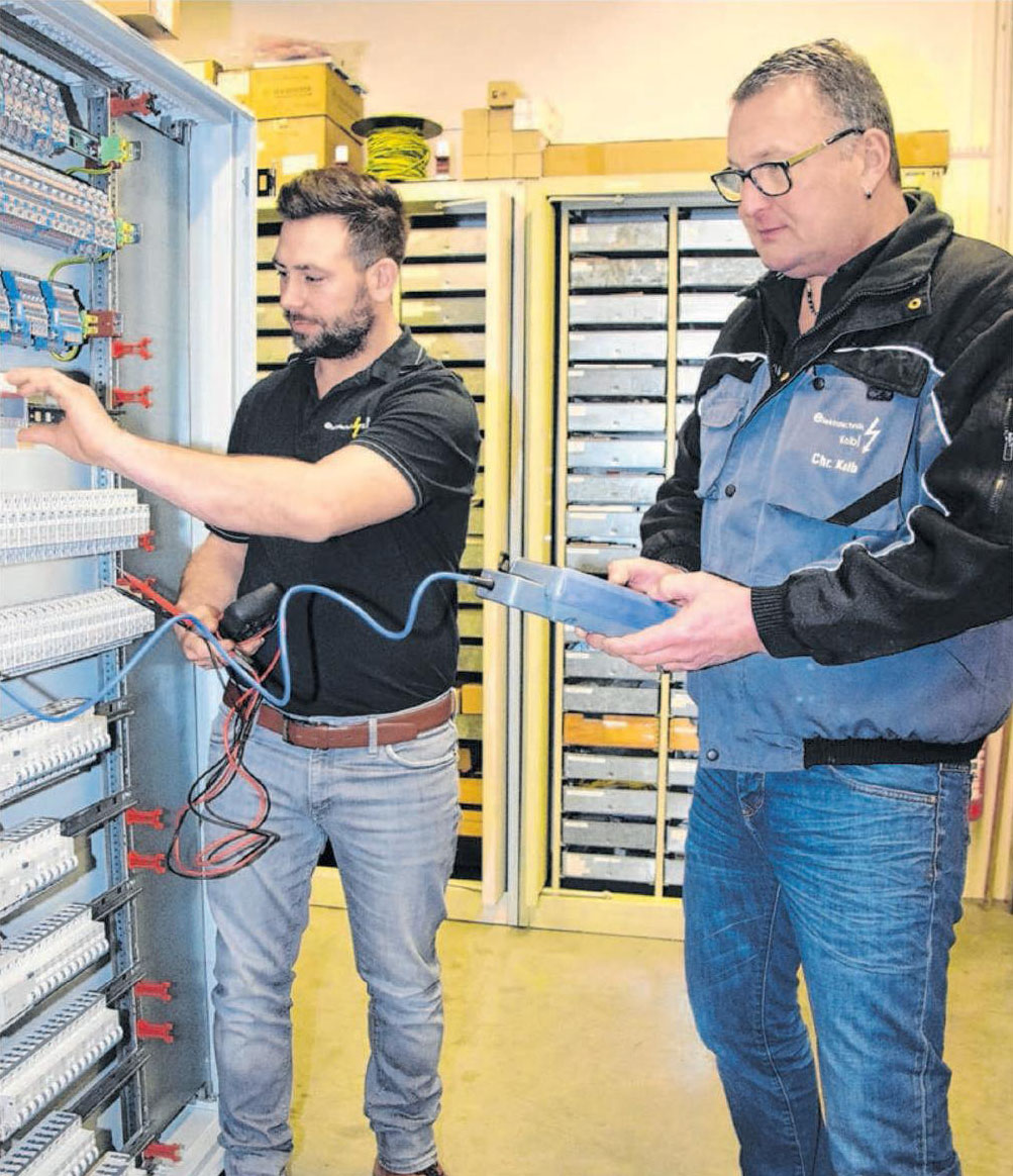 Kennen sich mit dem vielfältigen Material bestens aus: Holger Engel am Schraubenregal, die Geschäftsführer Fabian Groll und Christian Kolb in der Werkstatt (von links). Kennen sich mit dem vielfältigen Material bestens aus: Holger Engel am Schraubenregal, die Geschäftsführer Fabian Groll und Christian Kolb in der Werkstatt (von links).