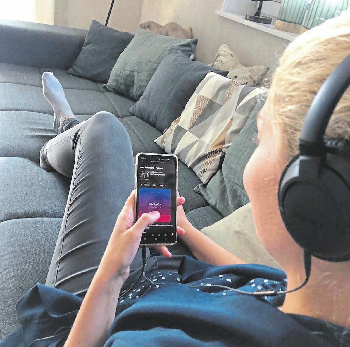 Auch beim Chillen auf der Couch kann es unterhaltsam zugehen. Zahlreiche Podcasts bieten sich dabei an. Foto: Stadtmarketing Auch beim Chillen auf der Couch kann es unterhaltsam zugehen. Zahlreiche Podcasts bieten sich dabei an. Foto: Stadtmarketing