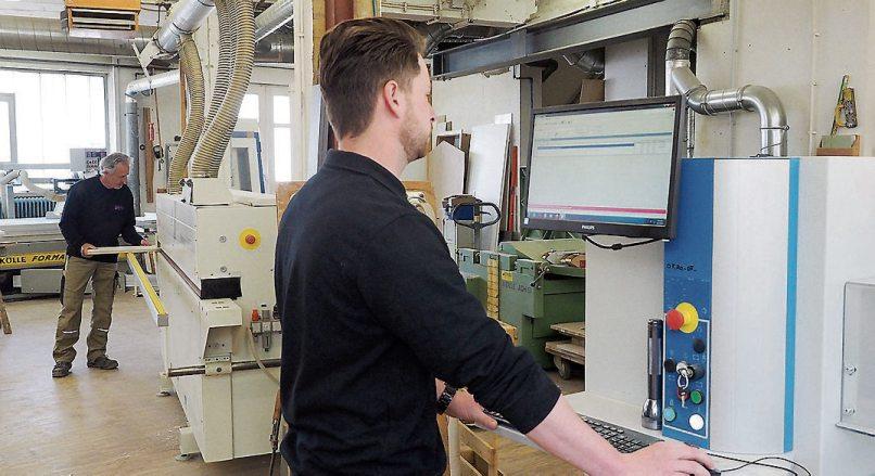 Wolfgang Göttler und sein Sohn Johannes in der Werkstatt des Familienbetriebes. Der Filius steht an der modernen CNC-Maschine. Bild: Karl-Heinz Kuball