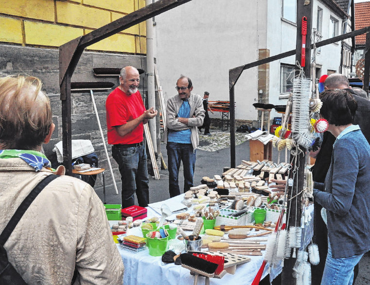Besenhändler Randolph Urbanski (rotes Shirt) im Jahr 2016 in Aktion. FOTO: M. SCHWEIGER Besenhändler Randolph Urbanski (rotes Shirt) im Jahr 2016 in Aktion. FOTO: M. SCHWEIGER