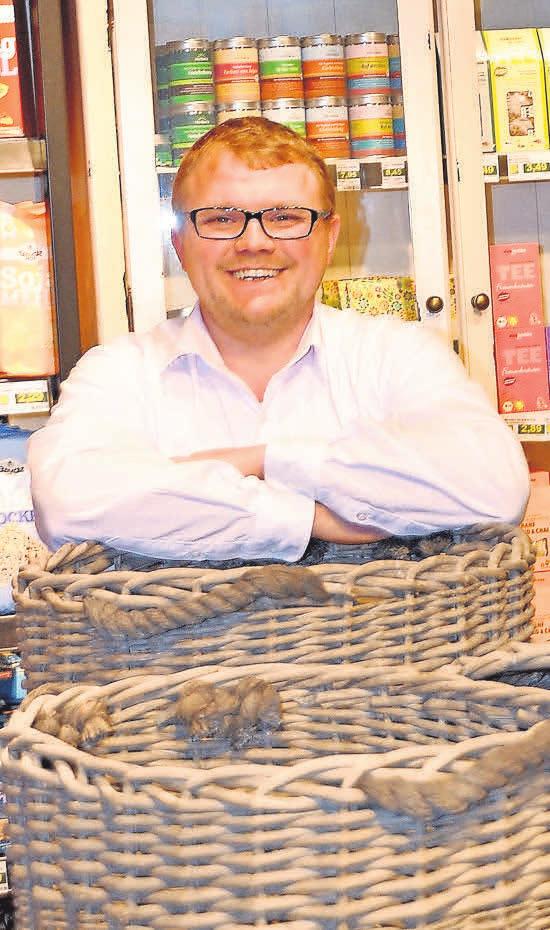 Viktor Ortmann, EDEKA-Ladage-Marktleiter in Wennigsen, bietet zum Weihnachtsfest die große Auswahl.  