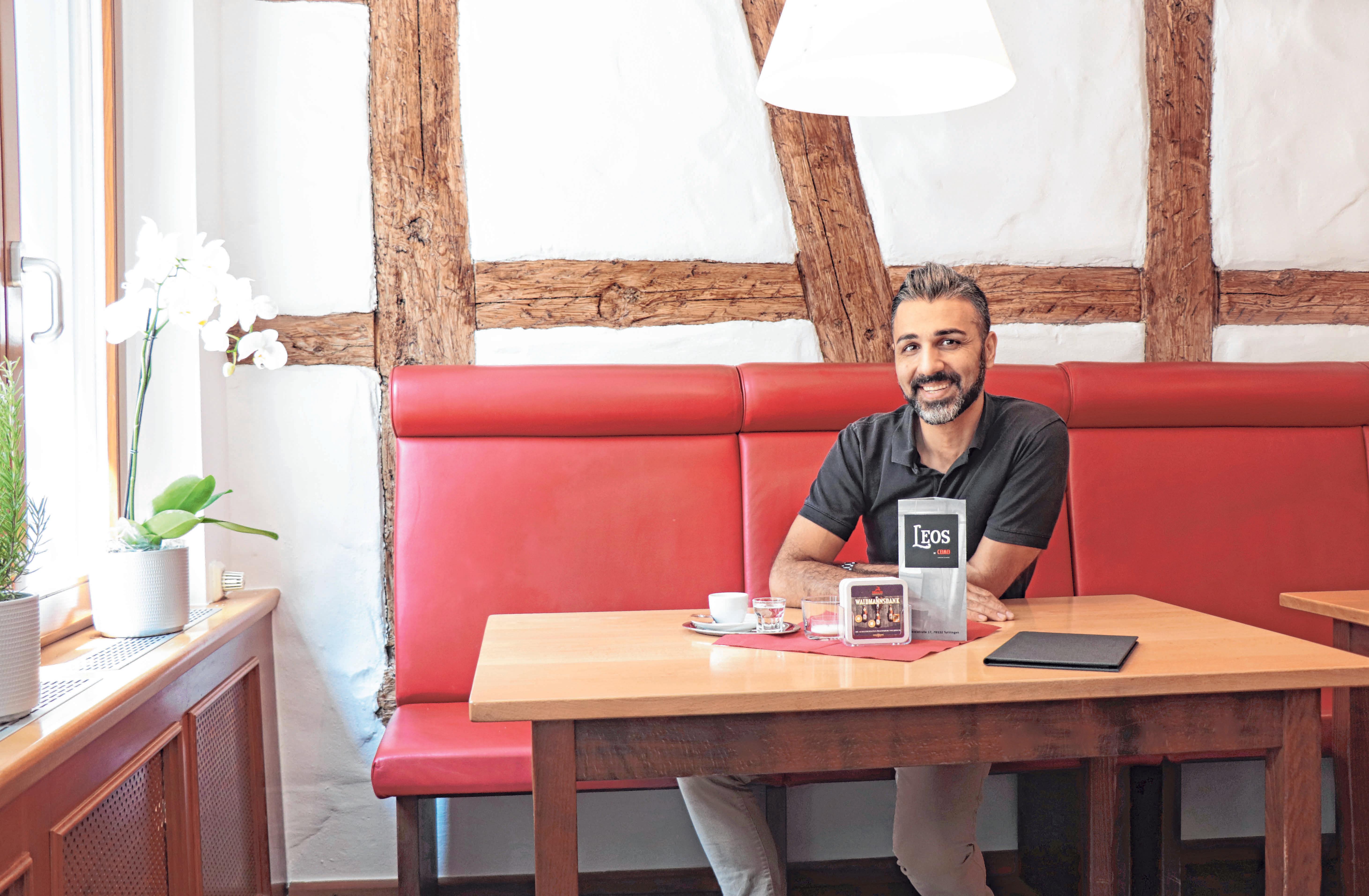 Inhaber Bulos Kusoglu freut sich auf seine Gäste in seinem neuen Laden „Leos by Como“. Ein besonderes Highlight ist die vielseitige Getränkekarte. FOTOS: GEHRKE Inhaber Bulos Kusoglu freut sich auf seine Gäste in seinem neuen Laden „Leos by Como“. Ein besonderes Highlight ist die vielseitige Getränkekarte. FOTOS: GEHRKE