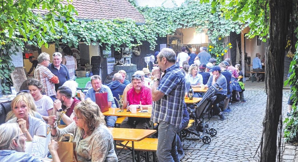 Das gemütliche Beisammensein darf natürlich nicht fehlen – beim 23. Kulturherbst in Untereisenheim. FOTO: RAINER WEIS Das gemütliche Beisammensein darf natürlich nicht fehlen – beim 23. Kulturherbst in Untereisenheim. FOTO: RAINER WEIS