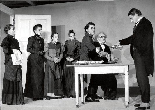 „Der Entaklemmer“ (1994), die legendäre Melchinger Winterreise (1997 und 2017) und das Mössinger Bürgertheaterprojekt „Ein Dorf im Widerstand“ (2013, 2014) – drei der vielen erfolgreichen Produktionen aus dem vielfältigen Spektrumdes Theater Lindenhof. Bilder: Archiv Theater Lindenhof