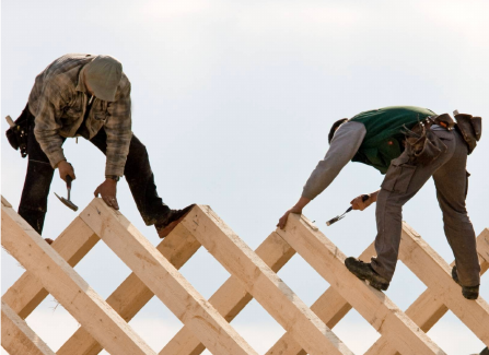 Zimmerer und Dachdecker bauen und renovieren mit Holz. Foto: dpa Zimmerer und Dachdecker bauen und renovieren mit Holz. Foto: dpa