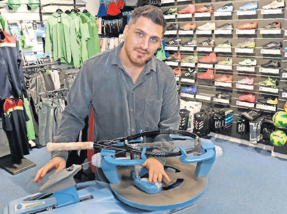 Die Besaitung von Tennisschlägern ist eine der Serviceleistungen von mam-sport. Die Besaitung von Tennisschlägern ist eine der Serviceleistungen von mam-sport.