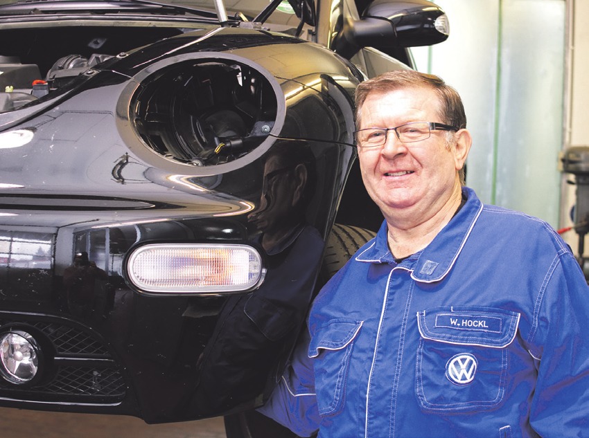 Walter Hockl ist seit 28 Jahren der Karosserie-Experte im Autohaus Biggel in Kressbronn. Foto: pr